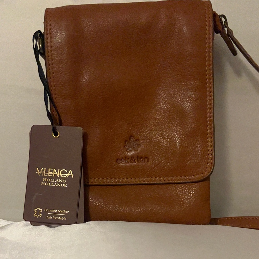 Oak & Tan Linzia Leather Crossbody Bag
Oak & Tan
Cognac color